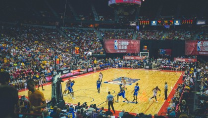 -王者加冕！北美洲篮球明星荣膺年度MVP，征服世界口碑爆棚